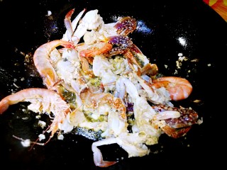 14、家庭简易版螃蟹海鲜粥,炒至半熟即可。