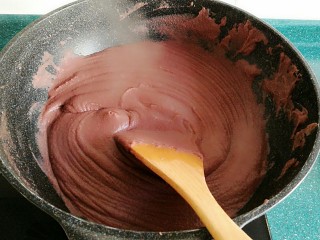 10、自制红豆沙馅,搅出漂亮的花纹????，继续不停的搅动，让水分蒸发。