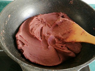 15、自制红豆沙馅,继续翻炒，锅四周沾的越来越少，豆沙也越来越稠，搅动也越费力。