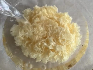 1、紫薯银耳粥,干银耳用冷水泡发，一定要用干银耳，新鲜的银耳不推荐用来煮。而且一定要用冷水泡发喔，不能心急用热水