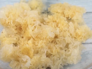 3、紫薯银耳粥,然后给它撕成小块，注意银耳底部有一块黄色的根不要喔