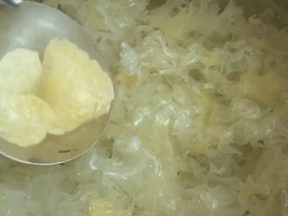 6、紫薯银耳粥,煮的加入冰糖，冰糖的量自己把握，喜欢甜点或者少点都可以