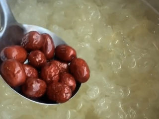 8、紫薯银耳粥,银耳煮好以后下入一大把红枣，红枣特别适合女生吃，所以可以放一点，不想放的也可以。