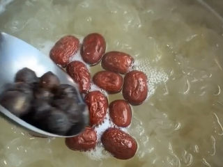 9、紫薯银耳粥,再来一把桂圆干肉，最近熬夜太厉害，来点桂圆给自己补补