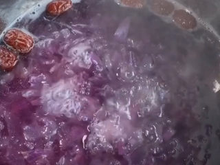 12、紫薯银耳粥,紫薯的颜色出来啦，就是这样美美哒的颜色，有的朋友煮完颜色发蓝，不过也正常。