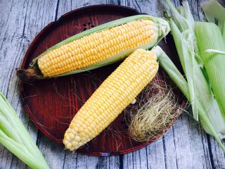 2、奶香鲜玉米汁(豆浆机版),将玉米皮和玉米须子摘去。