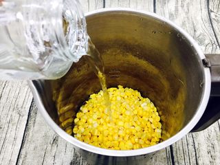 6、奶香鲜玉米汁(豆浆机版),倒入1000ml的矿泉水。