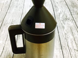 7、奶香鲜玉米汁(豆浆机版),盖好豆浆机的盖儿。