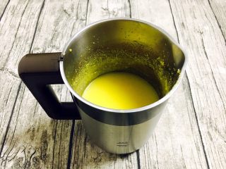 9、奶香鲜玉米汁(豆浆机版),热气腾腾的玉米汁打好了。