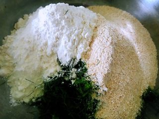 2、茴香苗鸡蛋饼,切好的茴香碎装在一个较大的器具中，加入面粉，加入燕麦粉，面粉和燕麦粉的比例为1:1。