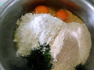 3、茴香苗鸡蛋饼,打入鸡蛋。