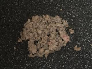 5、芹菜瘦肉粥,热锅，倒少许油，炒至肉末变色。（优先推荐亚麻籽油，核桃油，芝麻油）