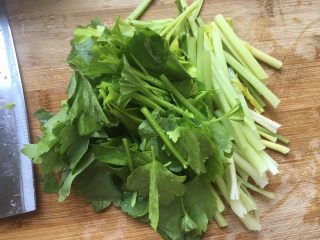 10、家常鸡公煲,芹菜切段