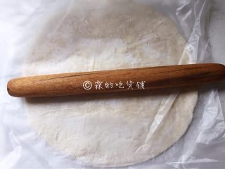2、飞饼版  快手香蕉派,飞饼，用擀面杖稍稍擀薄一点点。