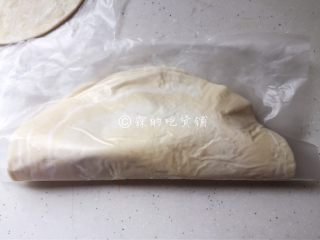 5、飞饼版  快手香蕉派,饼皮对折。