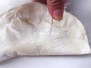 6、飞饼版  快手香蕉派,把边边上的面皮捏合。