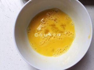 9、飞饼版  快手香蕉派,鸡蛋打散。