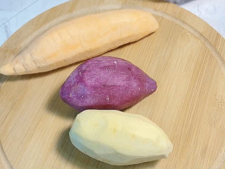 1、芋圆水果捞,三个颜色的番薯各准备一个，做出来颜色很好看呢。