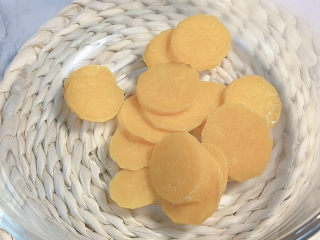 5、芋圆水果捞,准备一个盆，分别把不用颜色的番薯压烂，加木薯粉揉面。