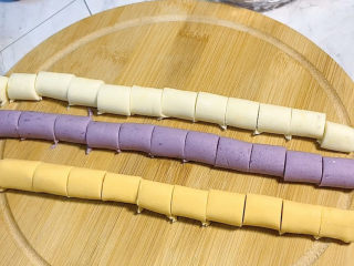 11、芋圆水果捞,然后切成均匀大小的小剂子。