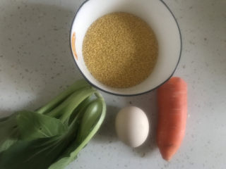 1、鸡蛋小米粥,准备食材备用