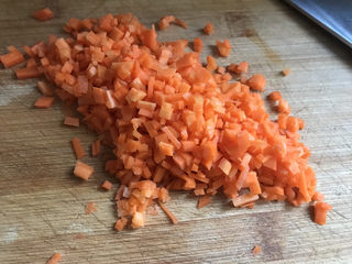 2、鸡蛋小米粥,胡萝卜切丁