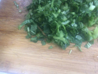 3、鸡蛋小米粥,青菜洗净切碎