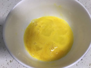 5、鸡蛋小米粥,鸡蛋打散