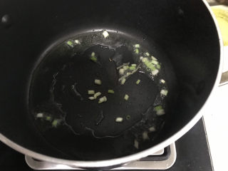 6、鸡蛋小米粥,起锅热油下葱白炒香