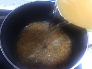 8、鸡蛋小米粥,加入适量的清水盖上锅盖大火煮开