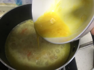 11、鸡蛋小米粥,淋入鸡蛋液
