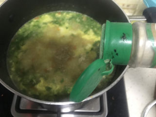 13、鸡蛋小米粥,加入适量的白胡椒粉