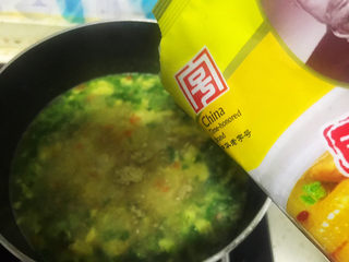 14、鸡蛋小米粥,加入适量的鸡精