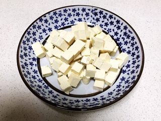 7、什锦蛋蒸豆腐,把豆腐切成1㎝见方的小块