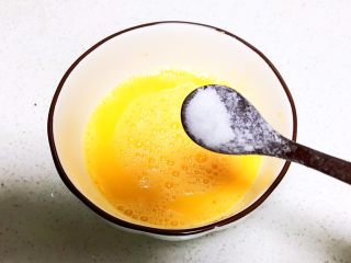 13、什锦蛋蒸豆腐,加入2克精盐，加入100ml冷水调匀