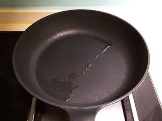 19、什锦蛋蒸豆腐,炒锅烧热后加入1小勺玉米油