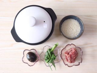 1、皮蛋瘦肉粥,食材准备