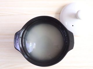 2、皮蛋瘦肉粥,大米洗净加入适量的清水