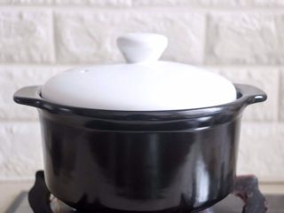 3、皮蛋瘦肉粥,加盖小火煮约30分钟