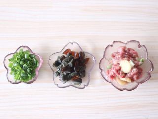 4、皮蛋瘦肉粥,猪瘦肉洗净沥水切丝，加少许生粉、料酒、盐、葱段、姜片腌制入味；香葱洗净切成葱花，皮蛋切小丁