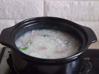 5、皮蛋瘦肉粥,待米粥煮至浓稠放入肉丝（去除腌制的葱、姜片）和葱花，用筷子搅拌开肉丝