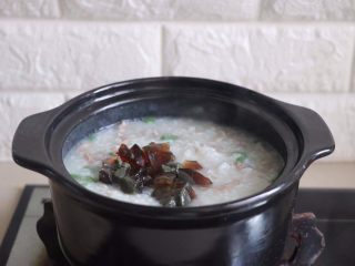 6、皮蛋瘦肉粥,放入皮蛋丁