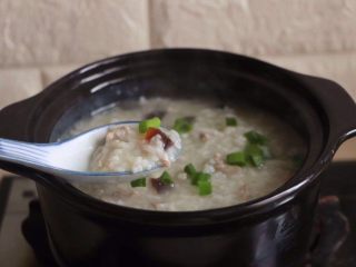 7、皮蛋瘦肉粥,加少许盐和油、少许黑胡椒粉一起煮开后，再继续煮8分钟左右即可
