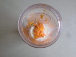 3、芒果牛奶布丁,加入100克牛奶。