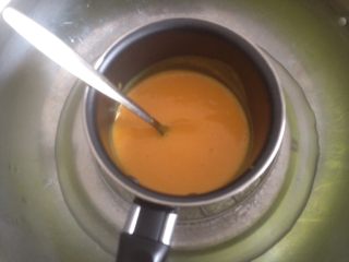 5、芒果牛奶布丁,隔热水加热芒果汁。