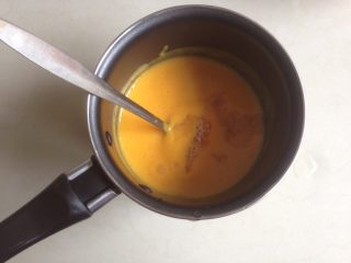 6、芒果牛奶布丁,加入挤掉水分的吉利丁片，搅拌其融化。