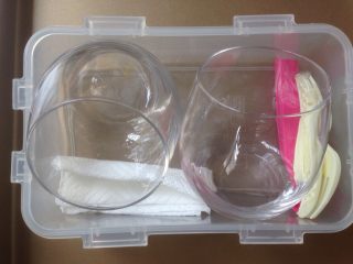 7、芒果牛奶布丁,将杯子倾斜摆放固定好。