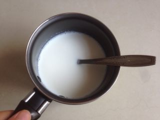 9、芒果牛奶布丁,250克牛奶加入糖，隔热水搅拌至糖融化。
