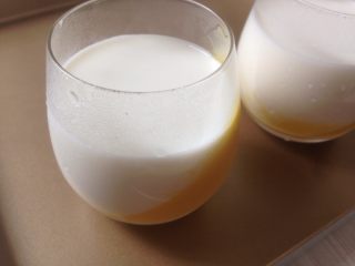 11、芒果牛奶布丁,将牛奶液倒入已经凝固的芒果液中放冰箱冷藏凝固。