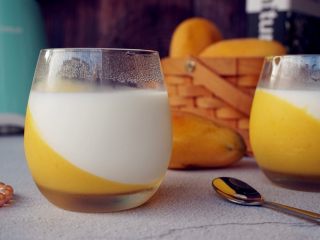 12、芒果牛奶布丁,香甜嫩滑的芒果布丁就做好了。